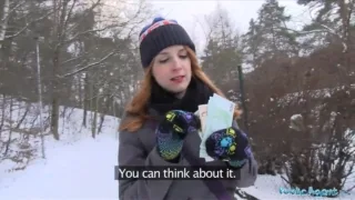 จ้างนักเรียนสาวกำลังจะไปโรงเรียนมาเย็ดบนรถกลางหิมะ