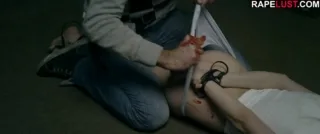 สาวน้อยอยู่บ้านคนเดียวเจอไอ้หื่นแอบย่องเข้าบ้าน พยายามวิ่งหนีแล้วแต่ไม่ทัน โดนซ้อมจนแย่